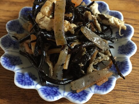 ラー油効果で、おつまみに変身！ひじきの煮物